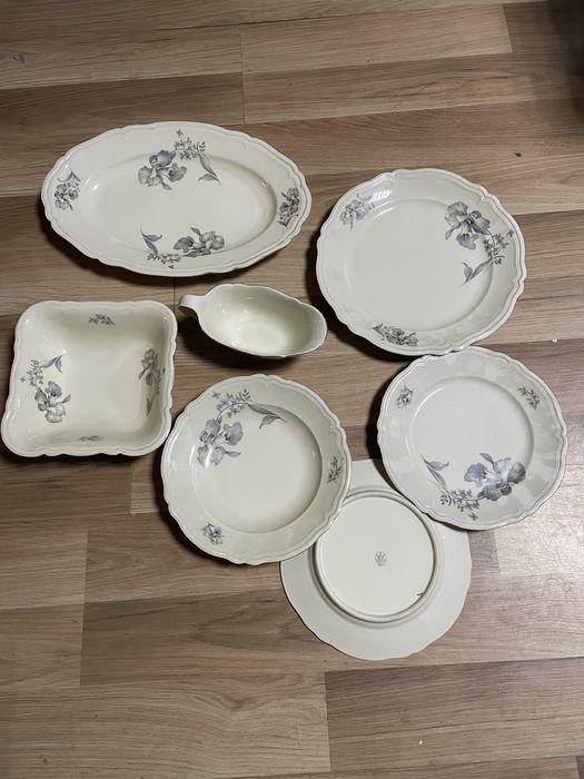 Vand 2 seturi servicii de masa Curtea de Arges si KAHLA