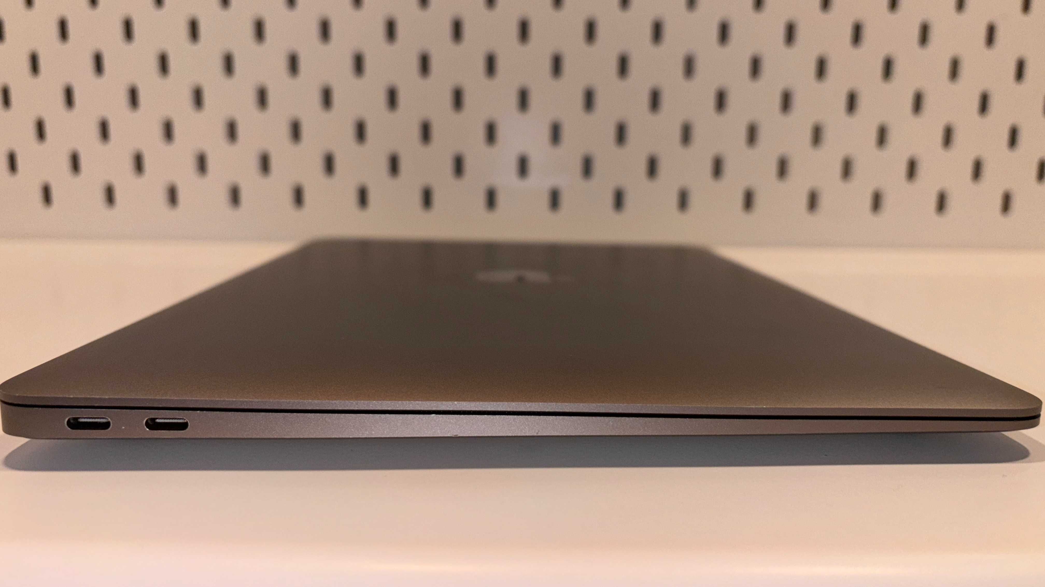 MacBook Air 13", M1, 8 nuclee CPU, 7 nuclee GPU, 8GB, 256GB, garanție.