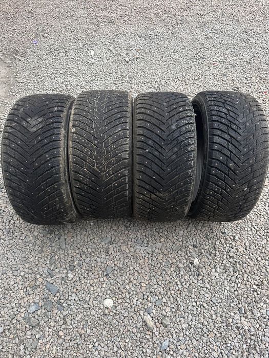 Продам комплект шин 245/40/18