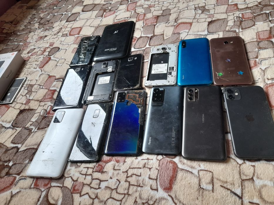 Vând telefoane de piese