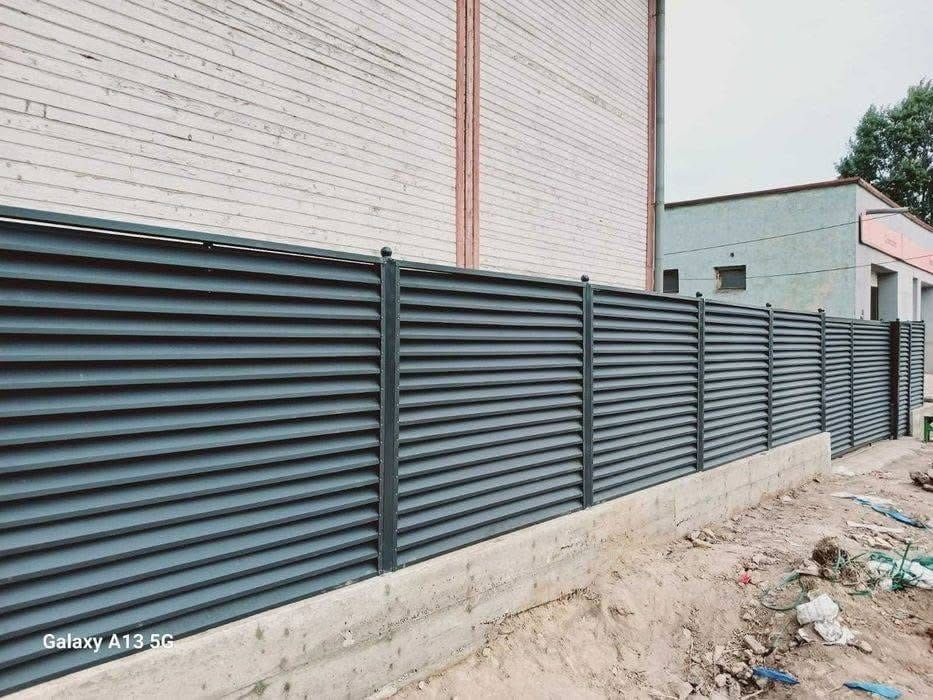 Facem Garduri moderne din sipca metalica plasa bordurata stil jaluzea