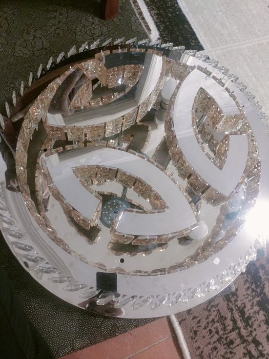 Продам люстру  красный