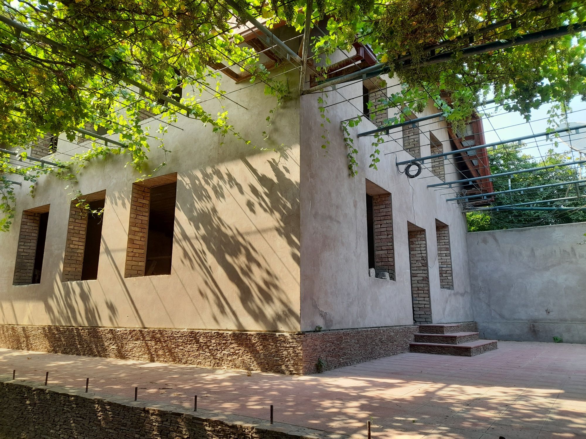 Дом г.Нурафшан, на Ташморе продается участок с двумя домами . Свой