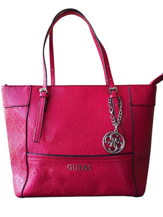 Guess оригинална дамска чанта в малиново червен цвят
