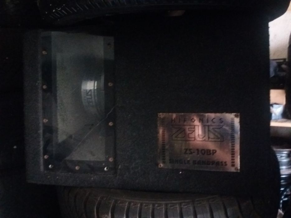 Subwoofer auto marca Em-Phaser si Hifonics