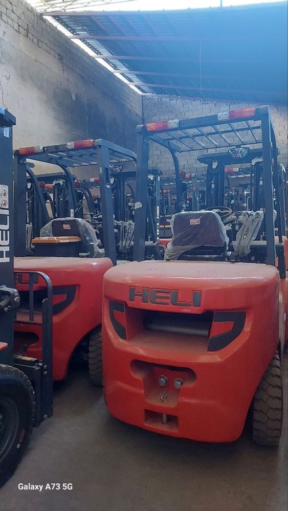 Электрический вилочный погрузчик склад техника спецтехника HELI кара