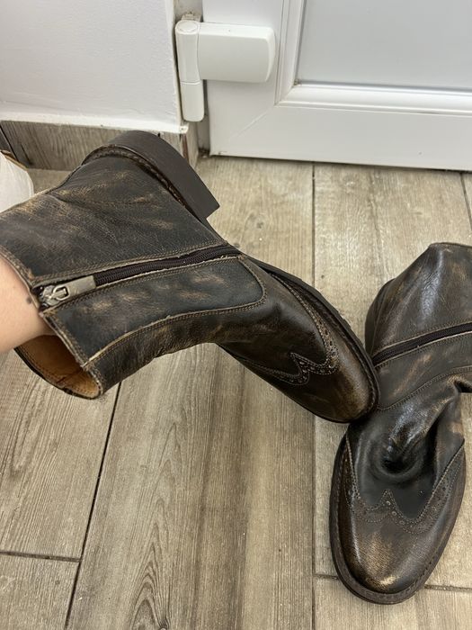 Vând ghete de piele maro.