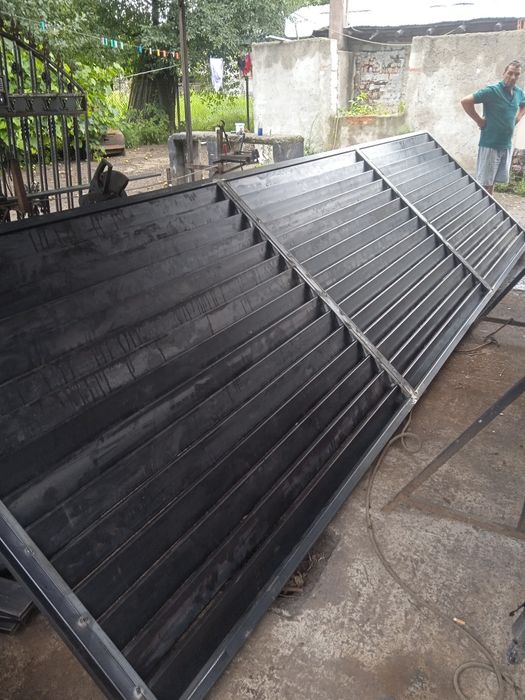 Plase jaluzea și porți..