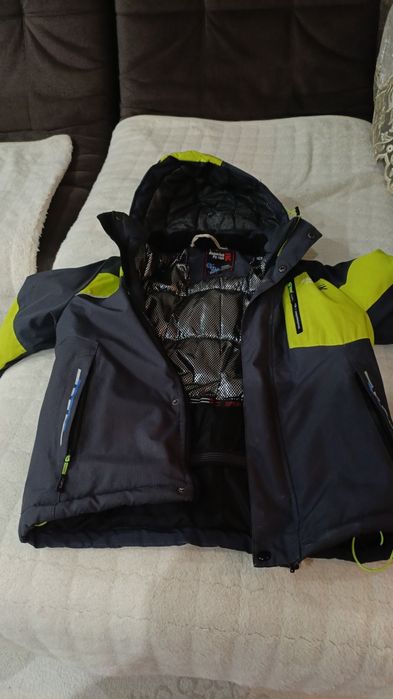 Продам зимние куртки на мальчика