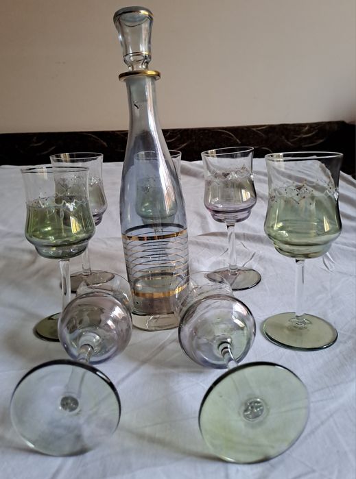 Set elegant de 7 pahare si carafa cu detalii aurii