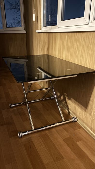 Стеклянный стол с регулируемой высотой