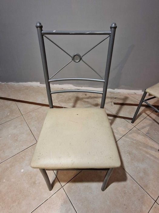 Стъклена маса с метални столове