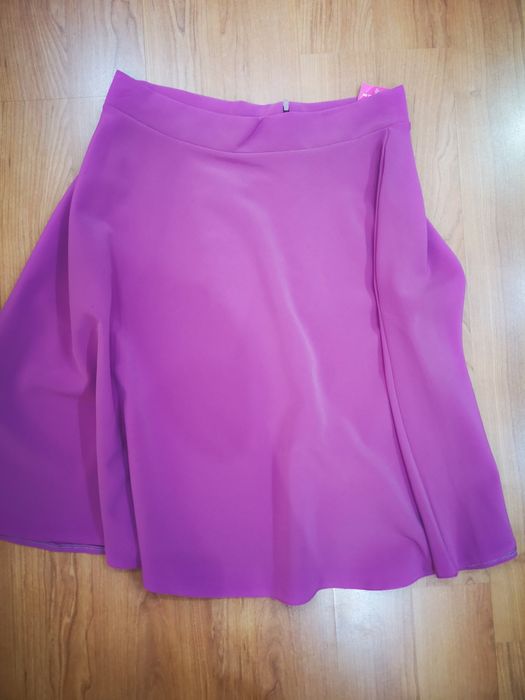 Fusta din stofa, ușor elastica, mov, în cloș, cu buzunare. Mărime L