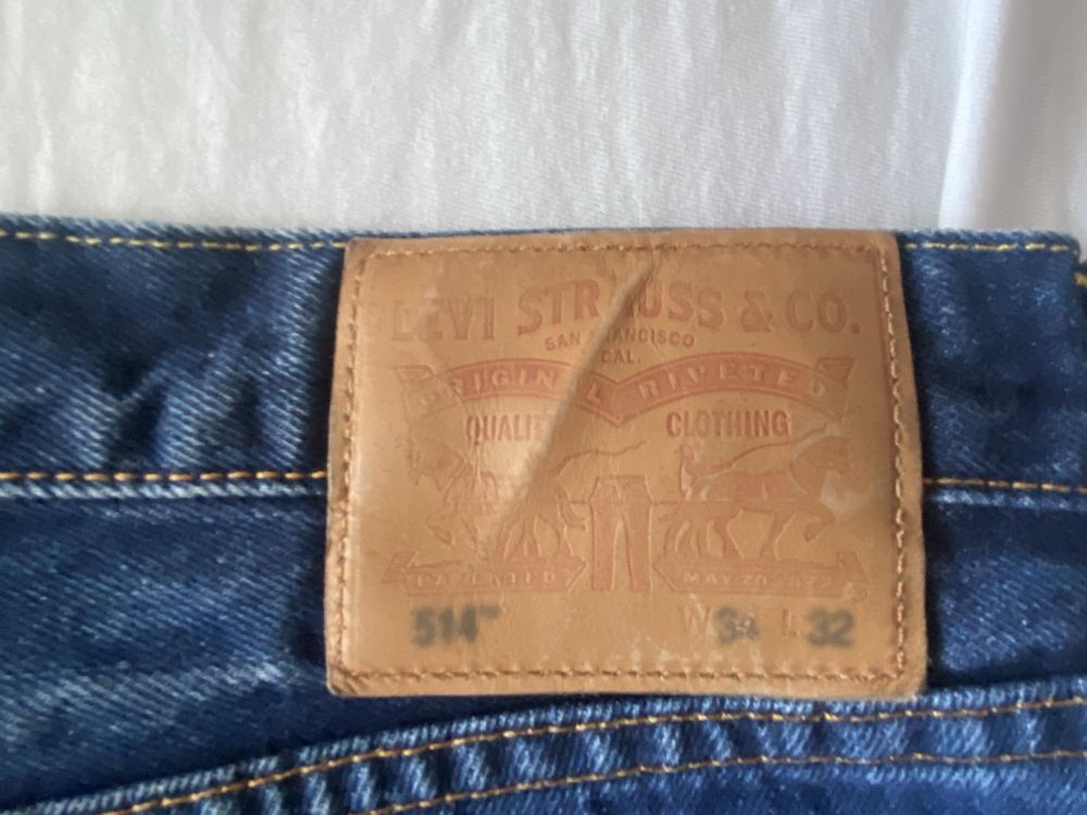 Pantaloni scurti levis