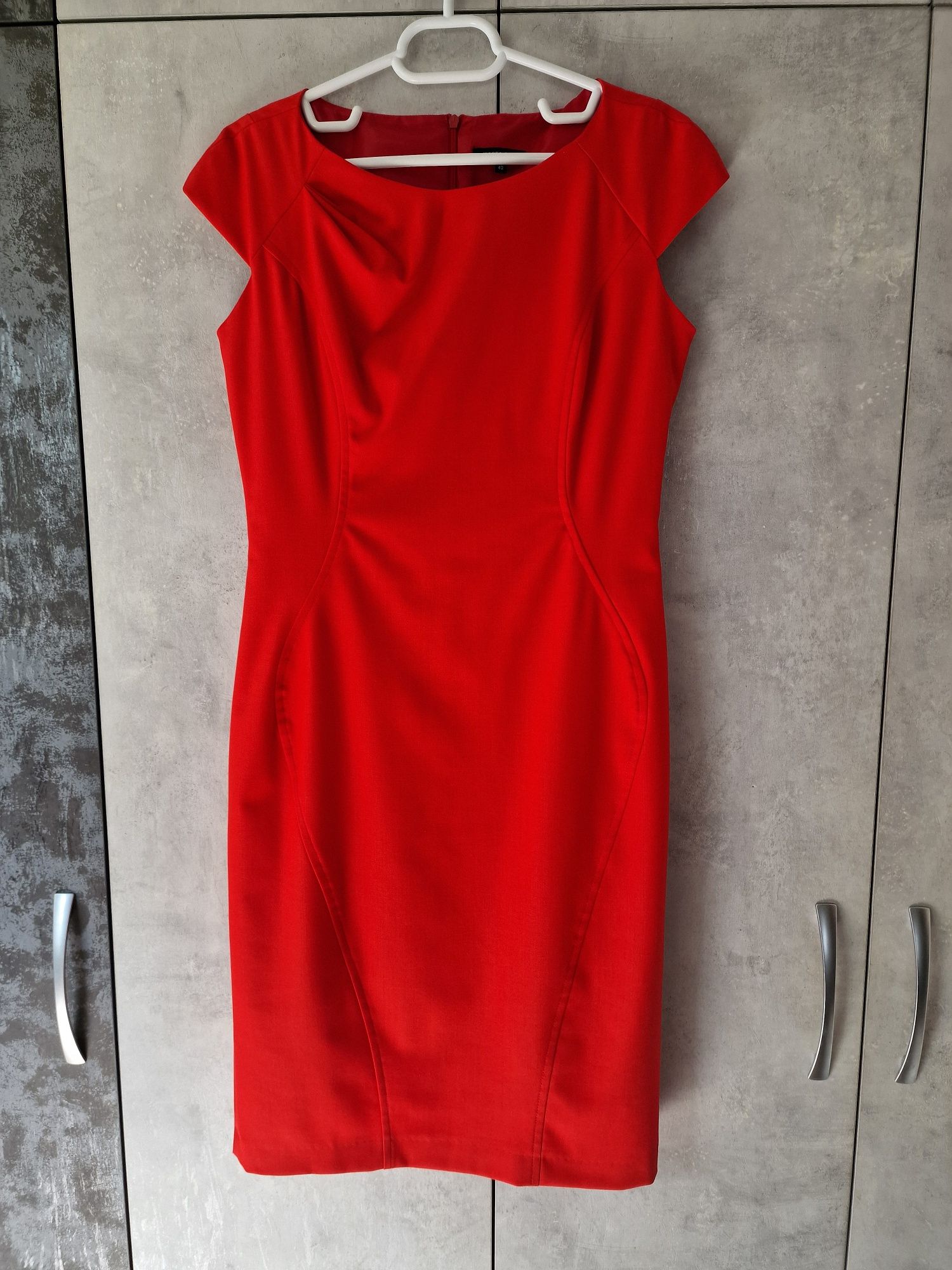 Червена рокля Andrews