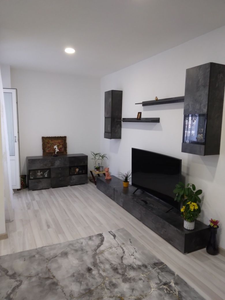 Închiriez  apartament ²2camere centrul civic