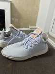 Adidasi dama Pharrell Williams