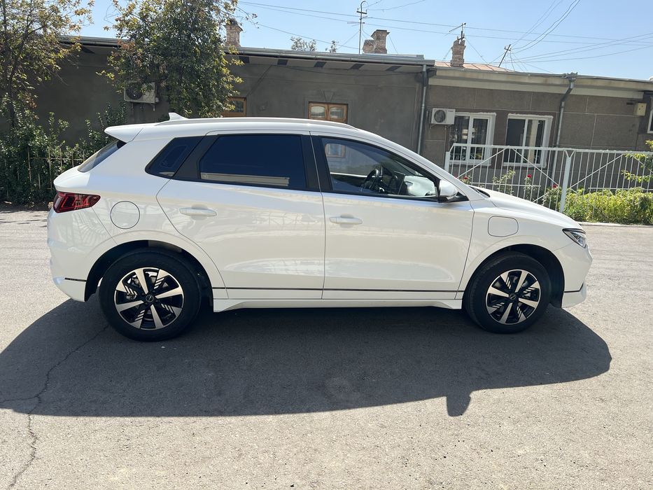 BYD E2 yili 2023 sotiladi.