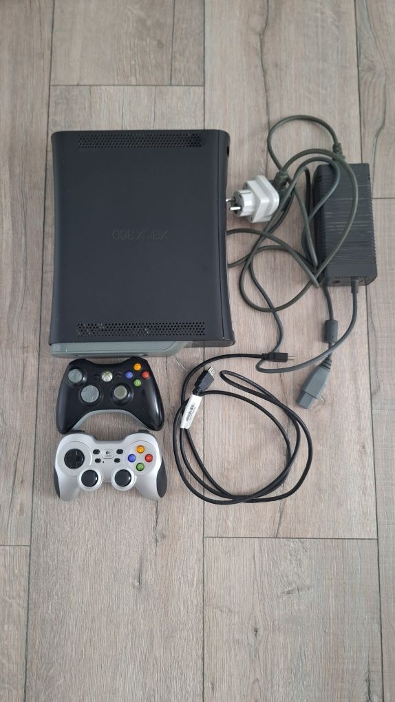 Xbox 360+2 controllere. Disponibil câteva zile apoi plec din acest loc
