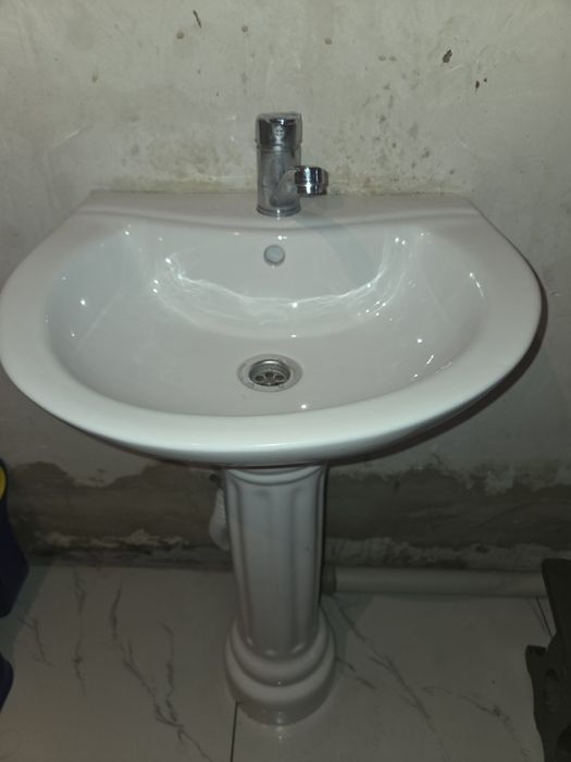 Раковина с пьедисталом