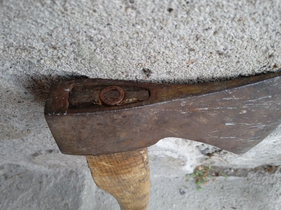 Продавам две Немски антикварни брадви големи Пожарникарски