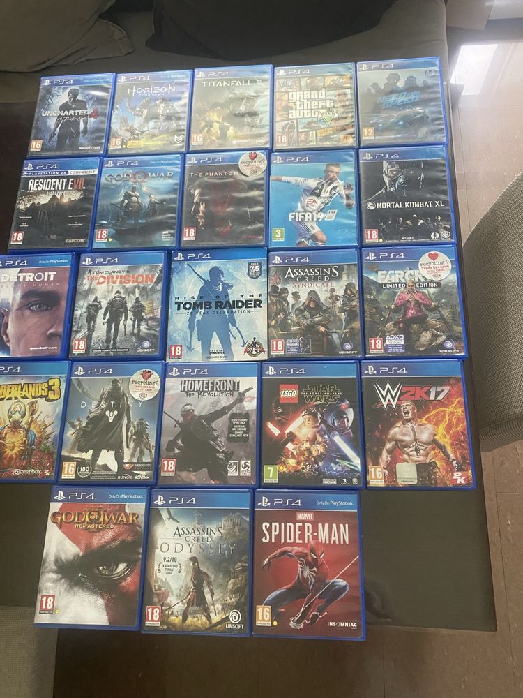 Конзола PS4 slim 1 TB + 23 игри + 3 джойстика