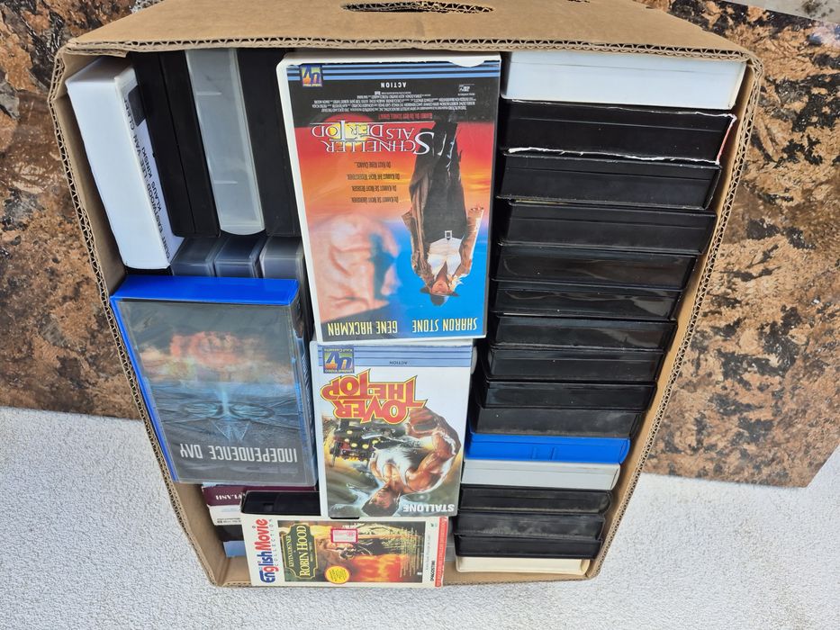 Vând 53 casete video VHS originale colectie de filme din anii 1970-'90
