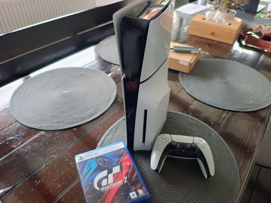 Vând PS5 Slim DiskEdition cu toate accesoriile