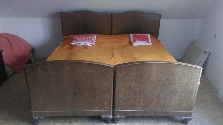 Mobilã de dormitor antica de 100 de ani