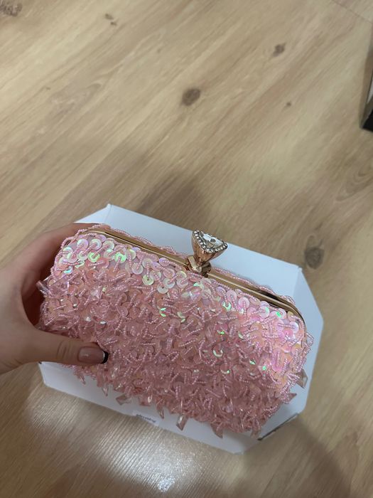 Розов клъч с елементи