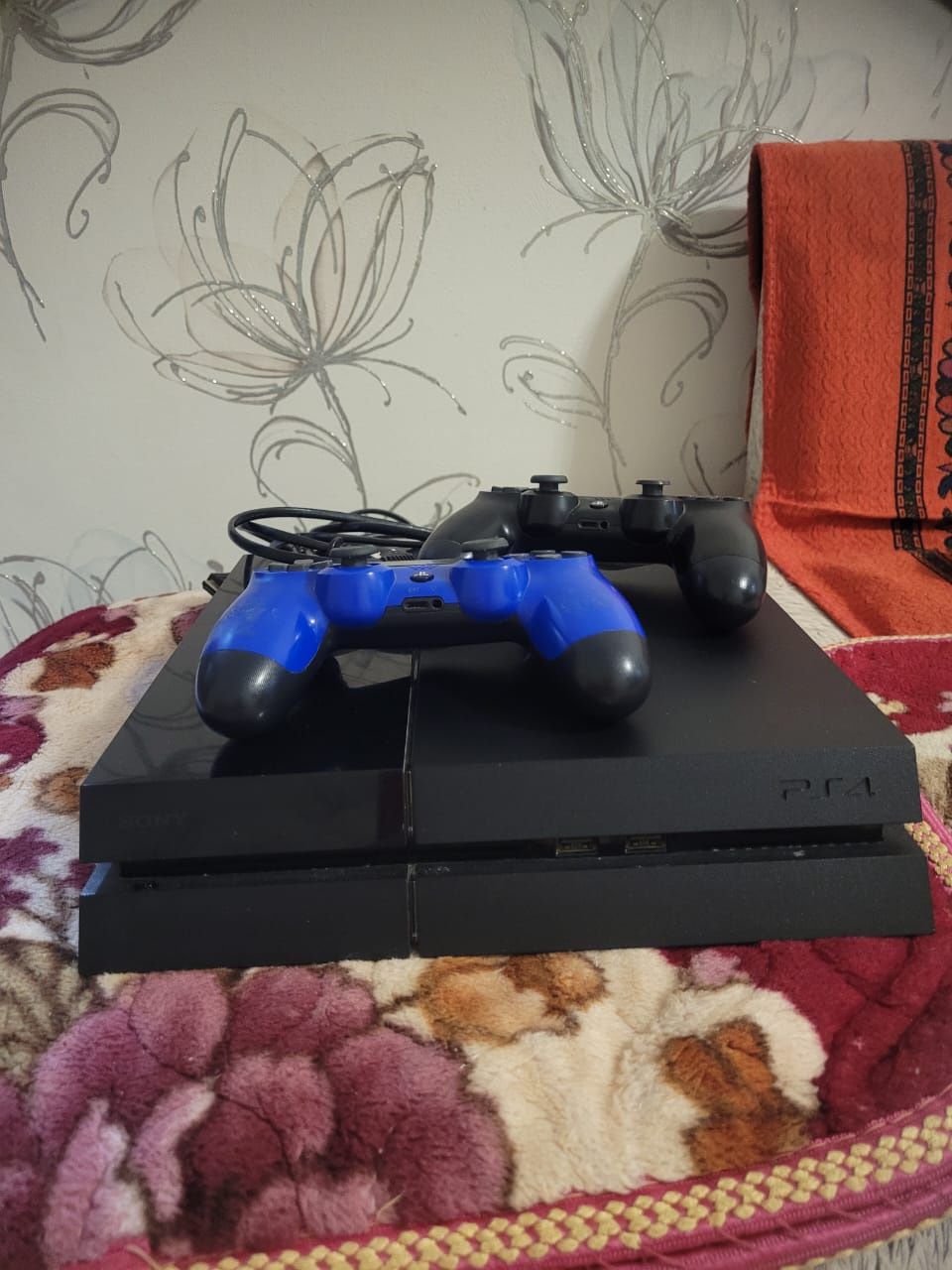 Ps 4 slim 2 джойстика в хорошем состоянии + две игры фифа и RDR 2