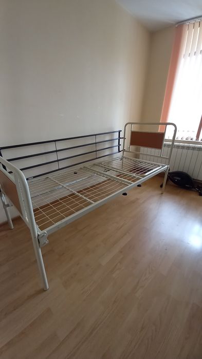 Легло с повдигащ механизъм