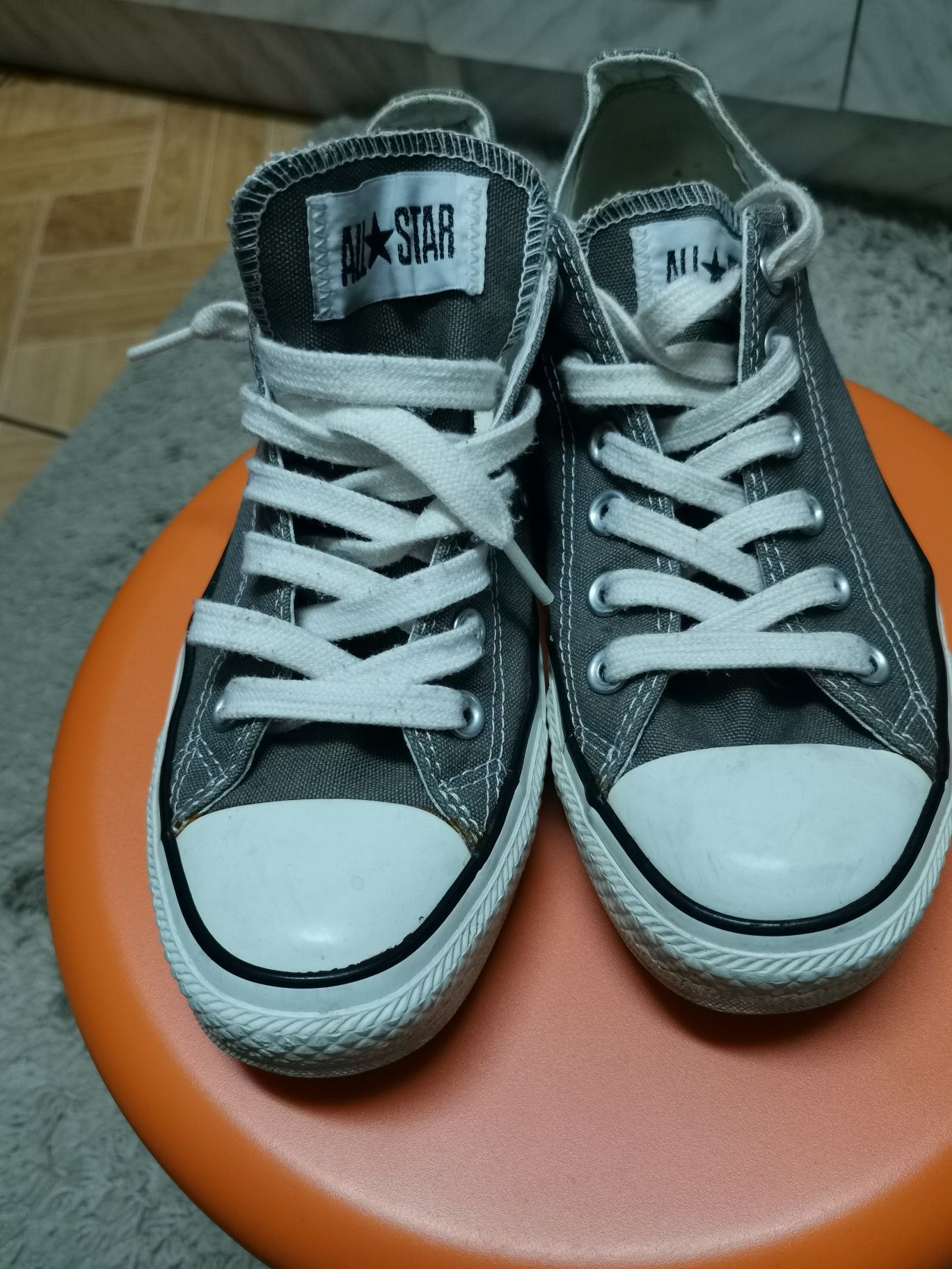 vand teniși  converse!