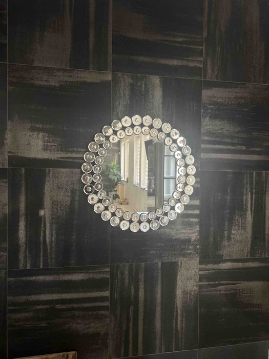 Огледало с декоративни елементи