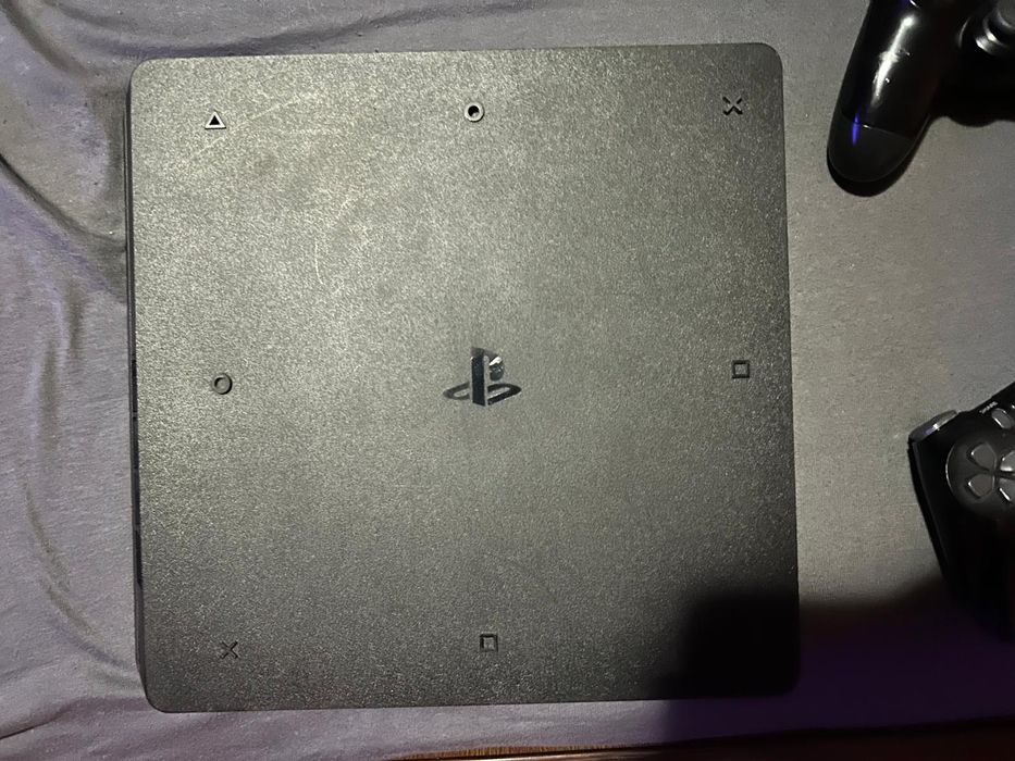 Vând ps 4+jocuri incluse în preț, 3 controlleri. Puțin negociabil