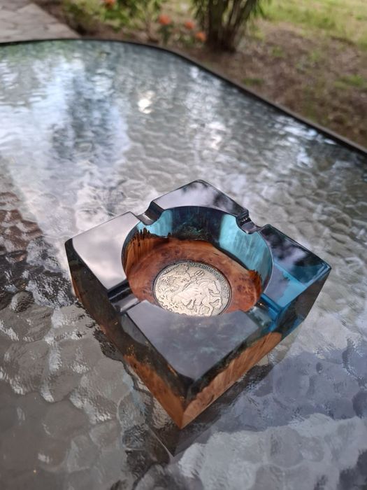 Пепелнци от дървесина и епоксидна смола