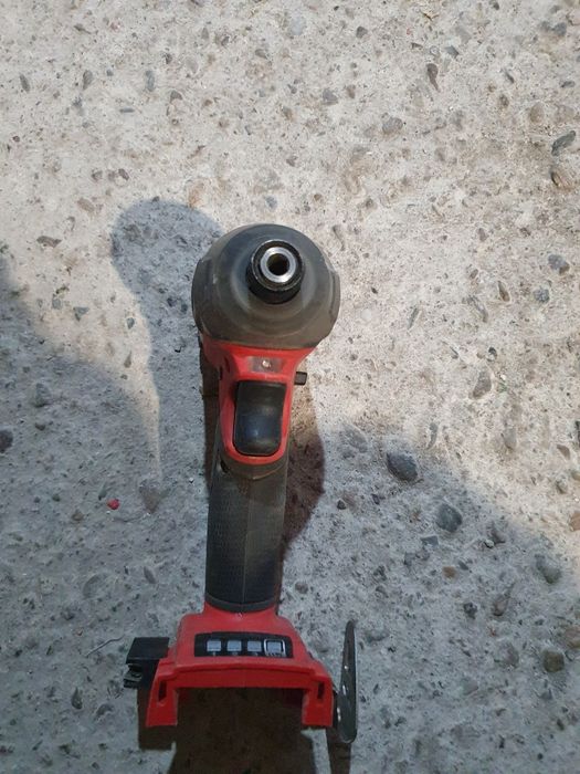 Vând un drill impact
