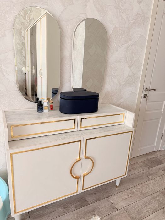 туалетный столик с двумя зеркалами