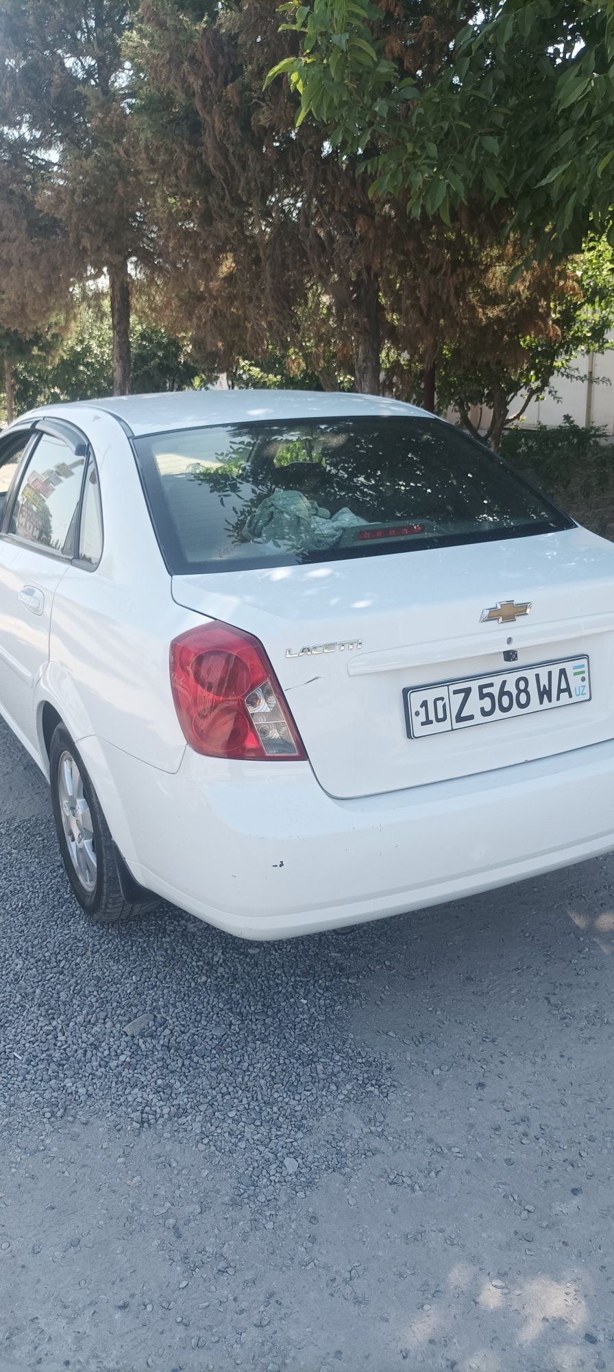 Lasetti 1.8 sotiladi