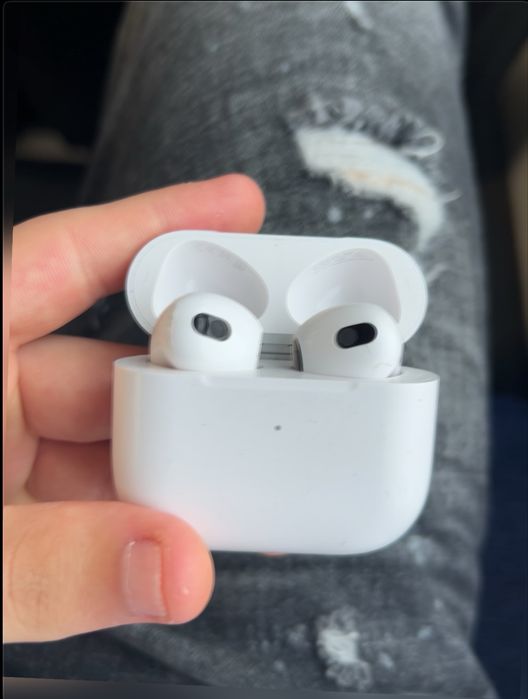 AirPods 3 with Wireless Charging Case
