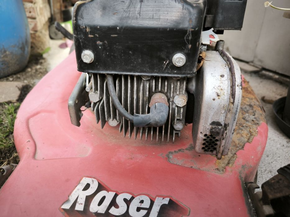 Mașina de tuns iarba Raser