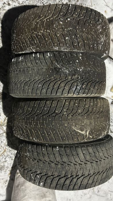 Продам резину почти новая все шипы на месте