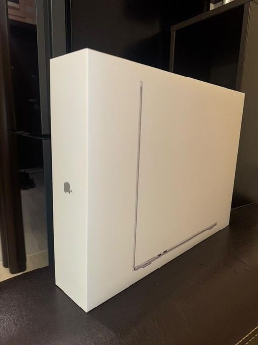 НОВ лаптоп Apple MacBook Air 2025 15-inch, M4 chip, 16GB RAM, 256GB