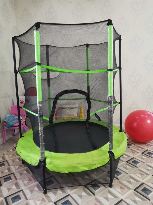 Детский батут с защитной сеткой, в отличном состоянии