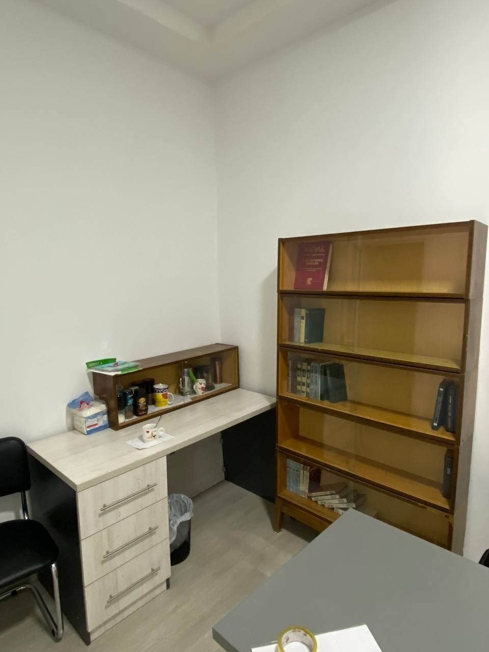 Продается книжный шкаф