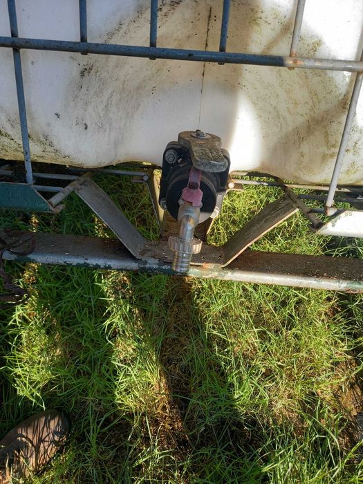 Bazin in cadru metalic, 1000 L