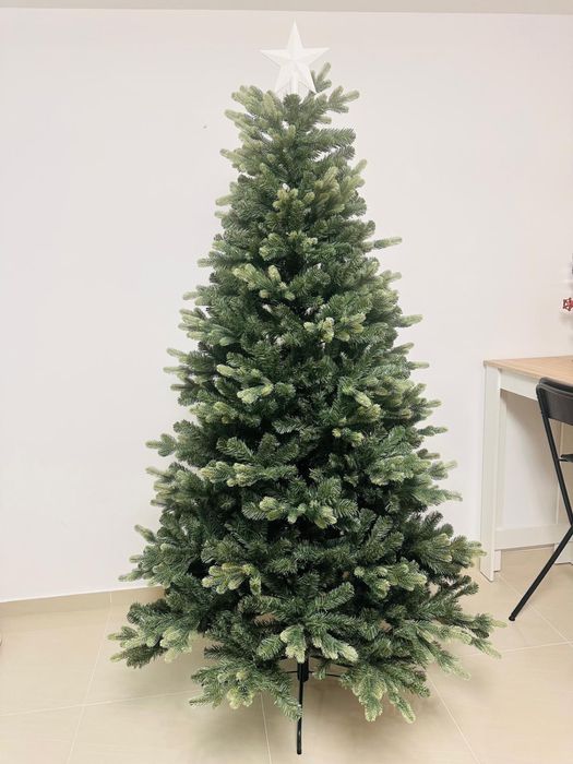 Brad de craciun artificial -devoratiune craciun