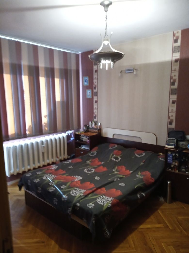 Продажба на тристаен апартамент в жк  Красна поляна 1