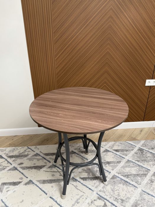 Стол коричневый.