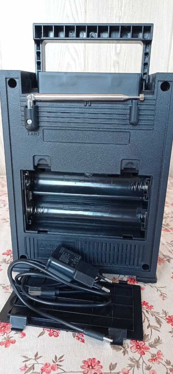 Продается всеволновый радиоприемник в стиле ретро с блютузом и USB
